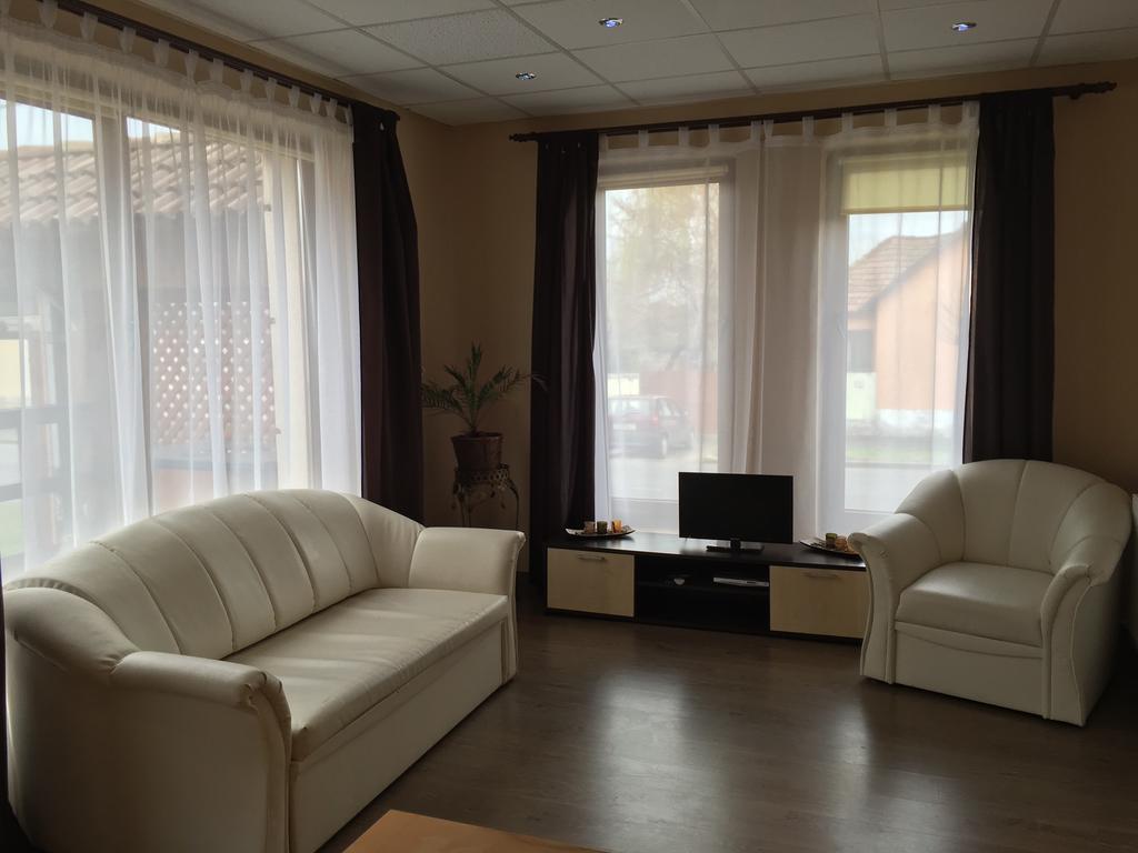 Abszolút Hotel és Panzió Nyírbátor Esterno foto