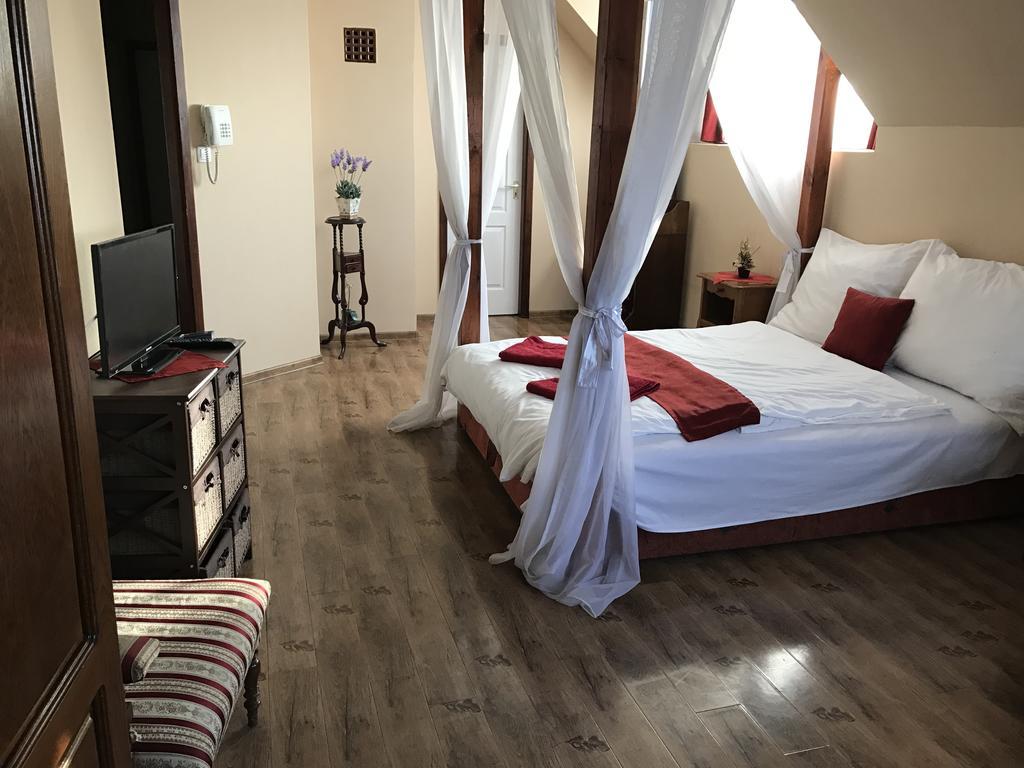 Abszolút Hotel és Panzió Nyírbátor Esterno foto