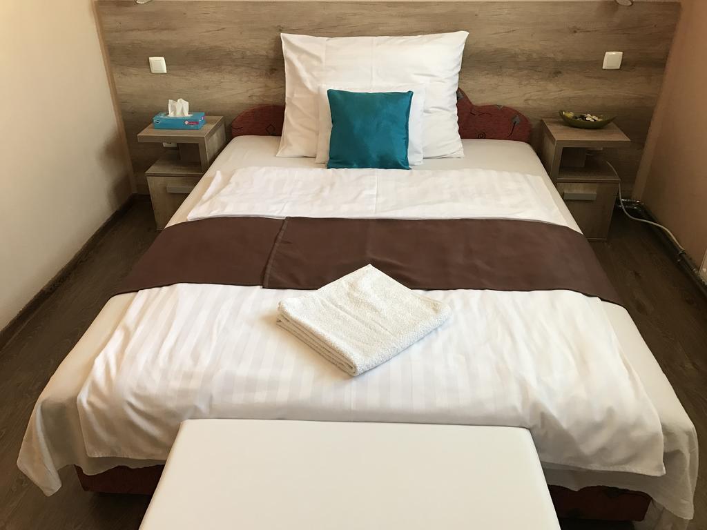 Abszolút Hotel és Panzió Nyírbátor Esterno foto
